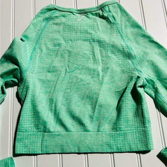 GYMSHARK seamless XS pale green crop top with thumb holes - Picture 5 of 6